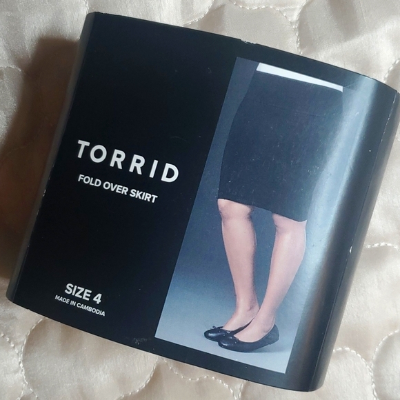 TORRID FOLD OVER SKIRT SIZE 4 - Picture 2 of 6